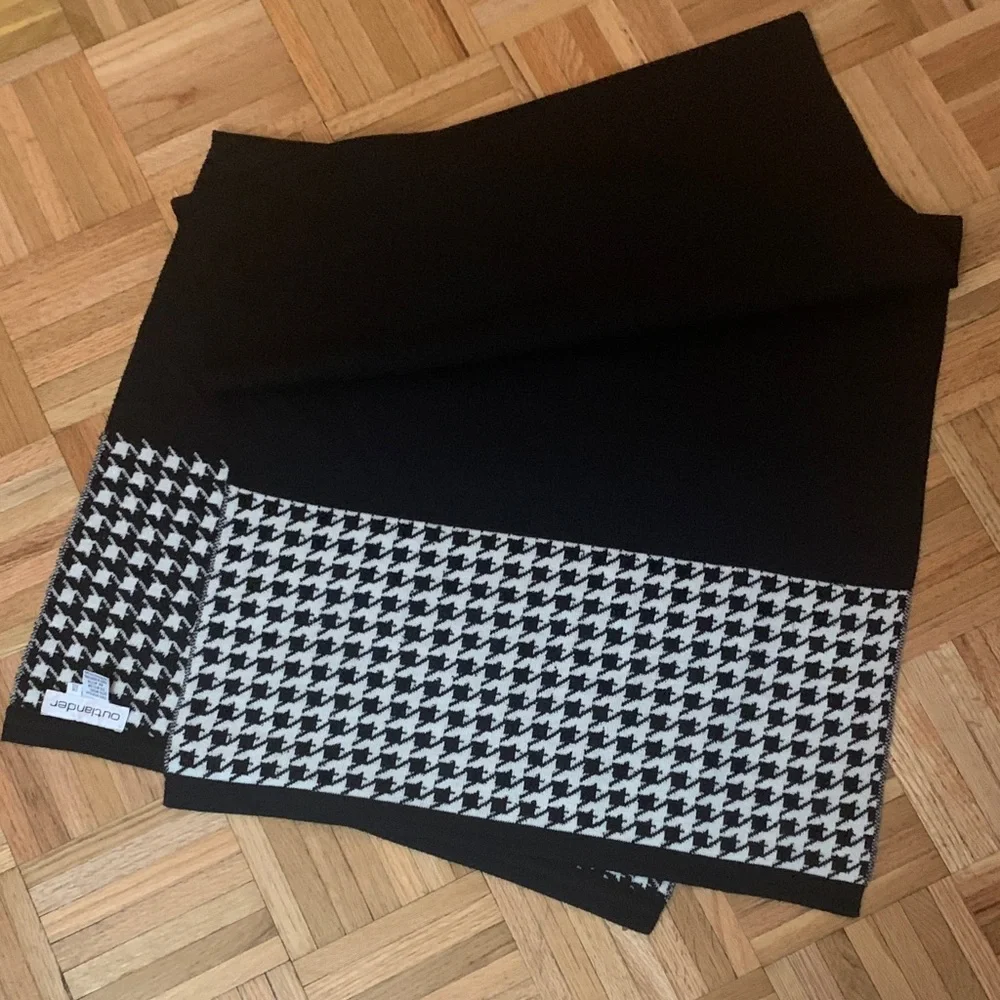 75”x 20” Outlander Shoulder Wrap Houndstooth EUC!